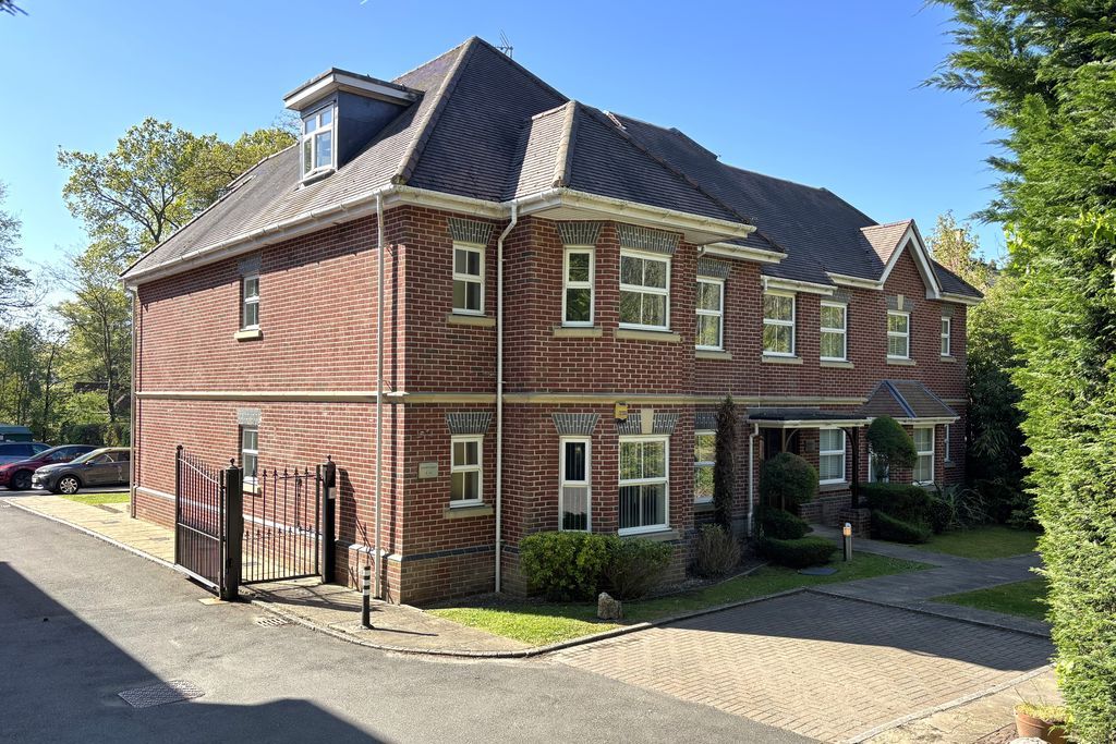 2 bed flat for saleLondon Road, Windlesham GU20