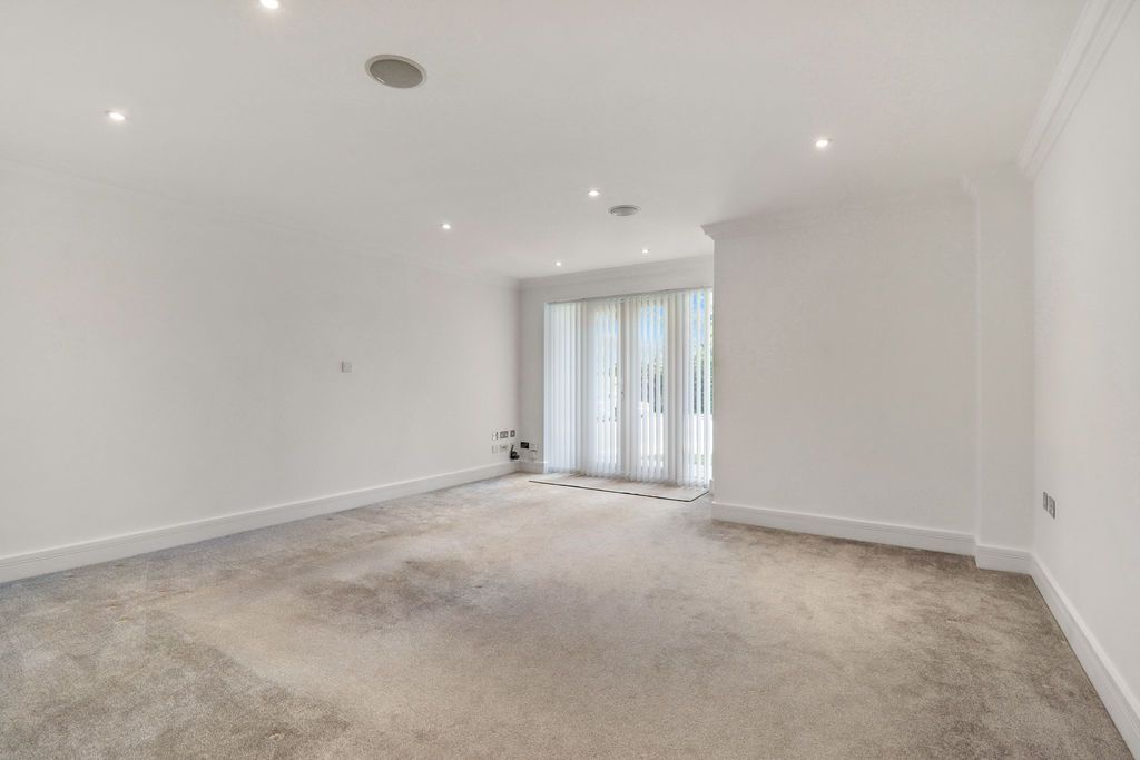 Additional image 4 of 2 bed flat for saleLondon Road, Windlesham GU20