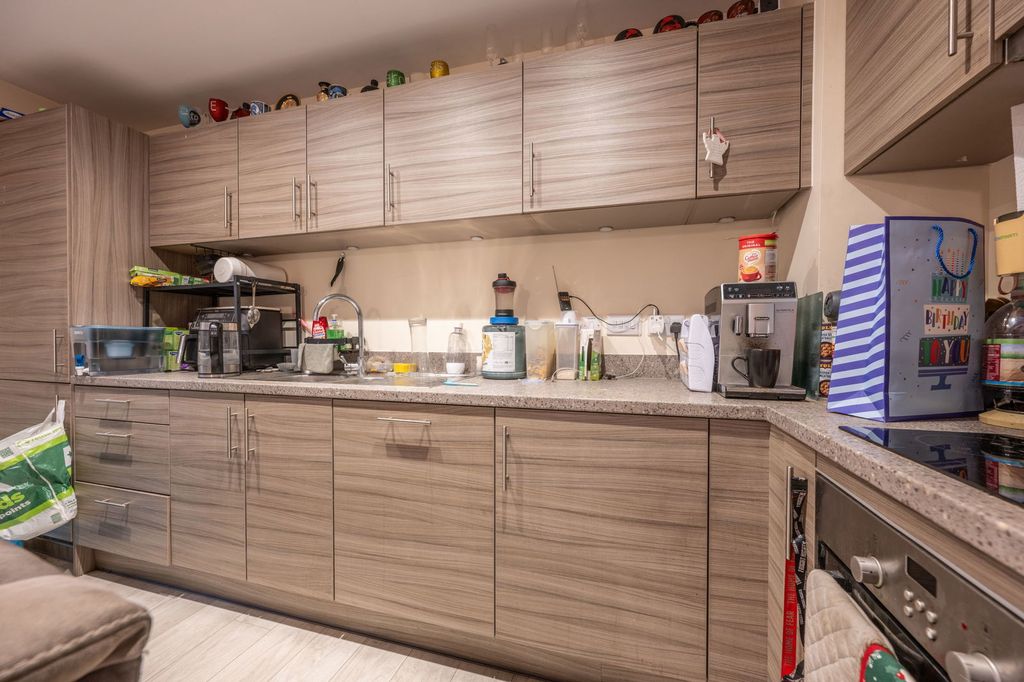2 bed flat for saleSpenser, Keel Road SO19 photo 2