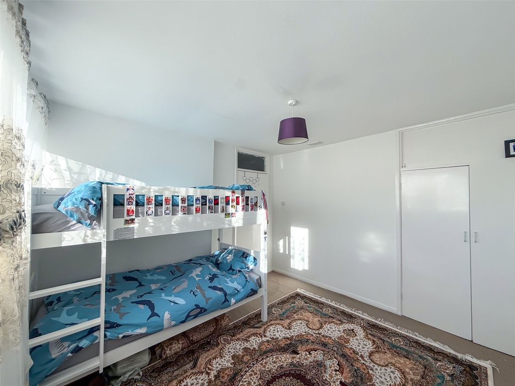 3 bed flat for salePremier Parade, Forest Hills Drive, Southampton, Hampshire SO18 photo 5