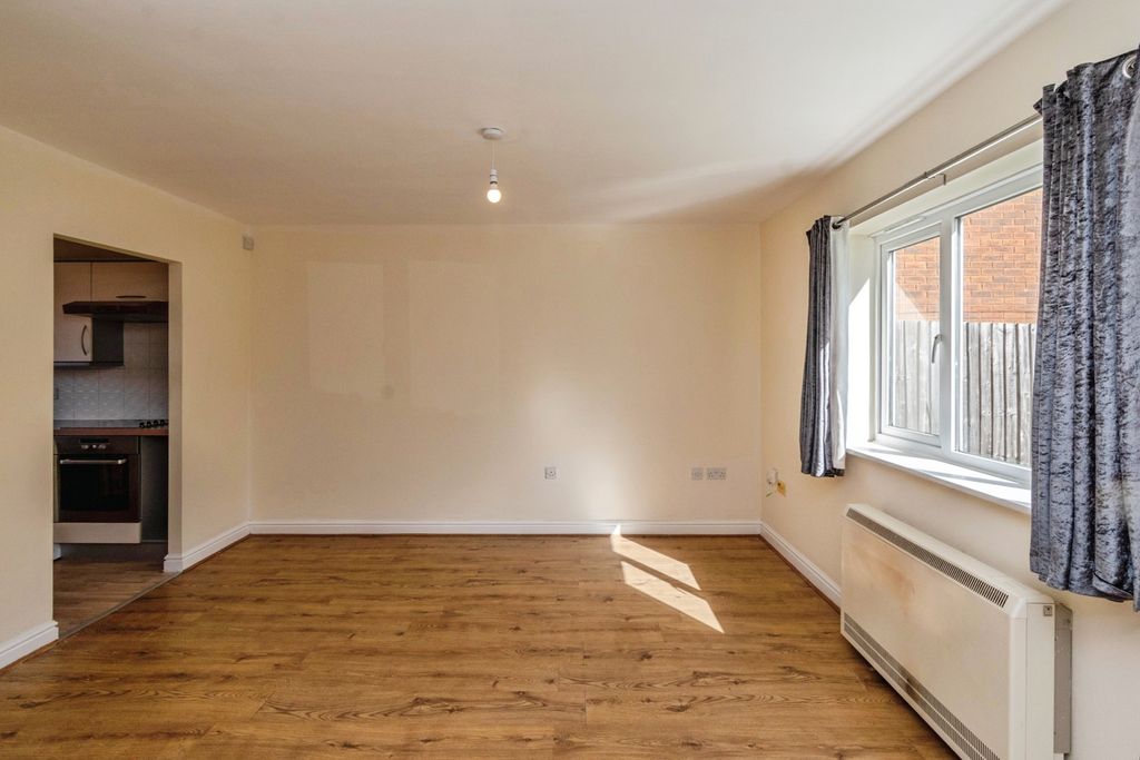 2 bed maisonette for saleAmpleforth Drive, Willenhall, West Midlands WV13 photo 2