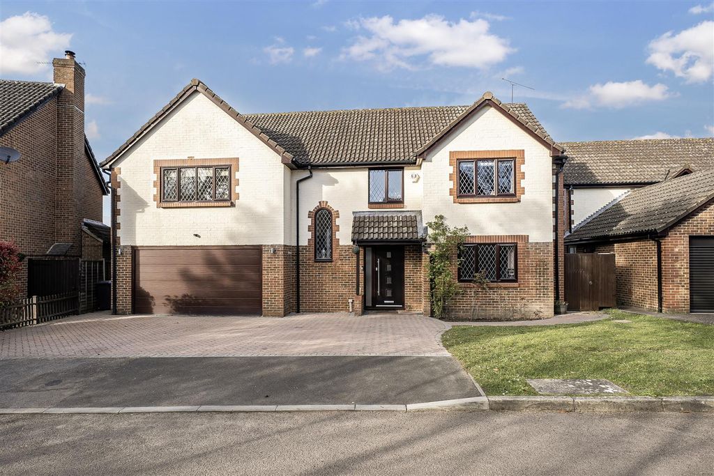 5 bed detached house for saleGarnet Field, Yateley GU46
