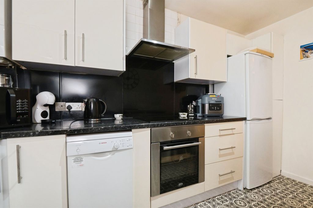 Additional image 11 of 2 bed flat for saleSilverdale Road, Southampton SO15