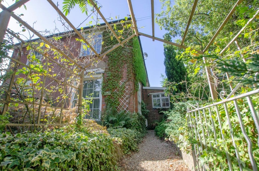 Additional image 15 of 2 bed cottage for salePortsmouth Road, Southampton SO19