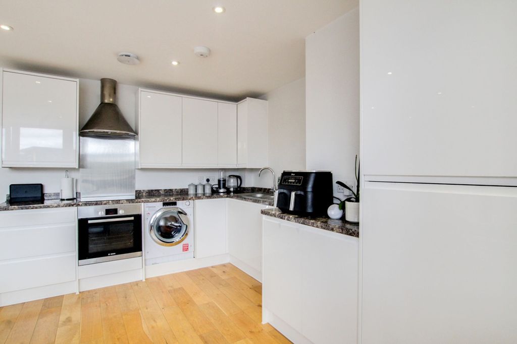 2 bed flat for saleStation Avenue, Broadway House Station Avenue SS11 photo 2