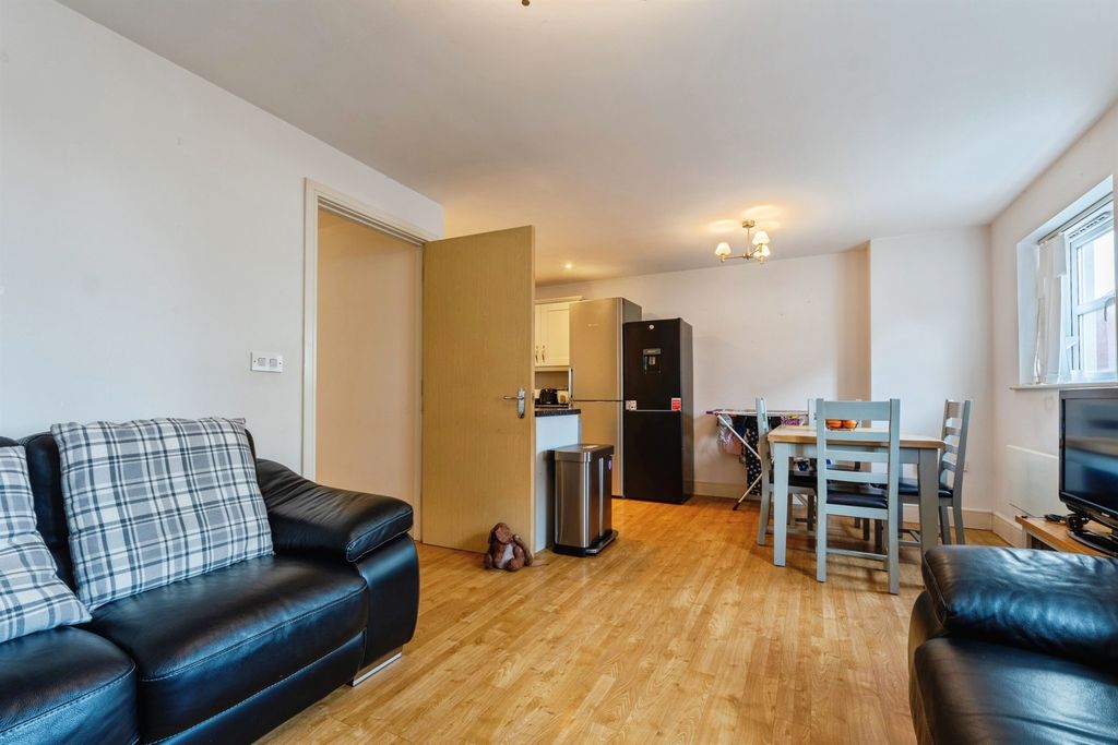 2 bed flat for saleCarty Road, Hamilton, Leicester LE5 photo 2