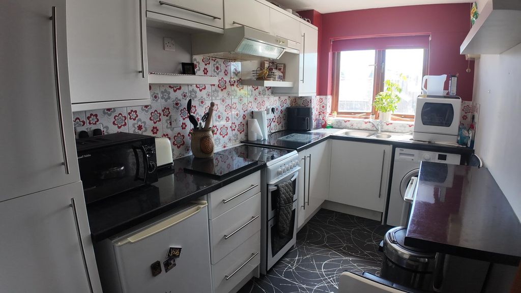 Additional image 4 of 1 bed flat for saleUnion Street, Newport PO30