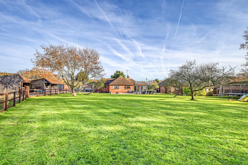 Additional image 2 of 5 bed bungalow for saleHighcliffe Drive, Wickford SS12