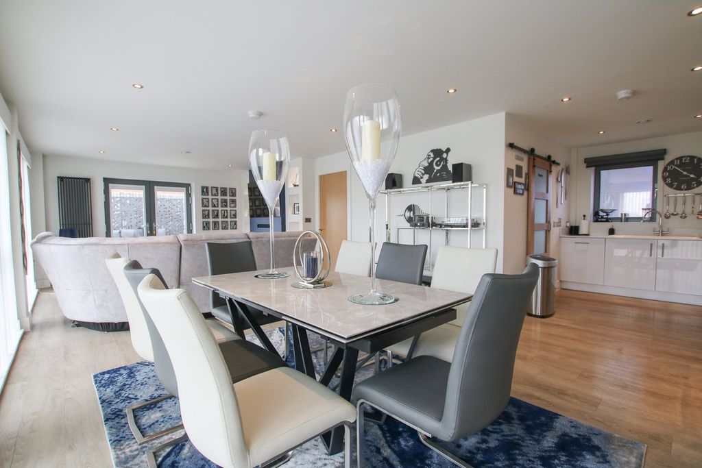 Additional image 5 of 3 bed flat for saleElms Walk, Wokingham RG40