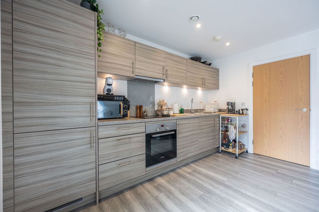 2 bed flat for saleSpenser, Keel Road SO19 photo 3