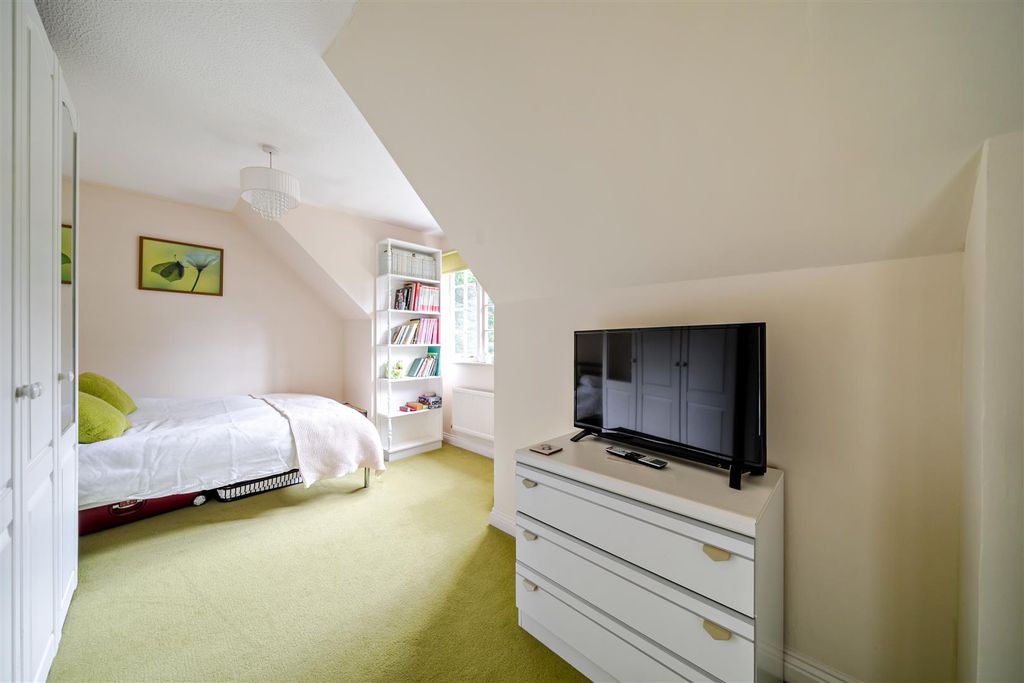 Additional image 15 of 4 bed detached house for saleCarrick Lane, Yateley, Hampshire GU46