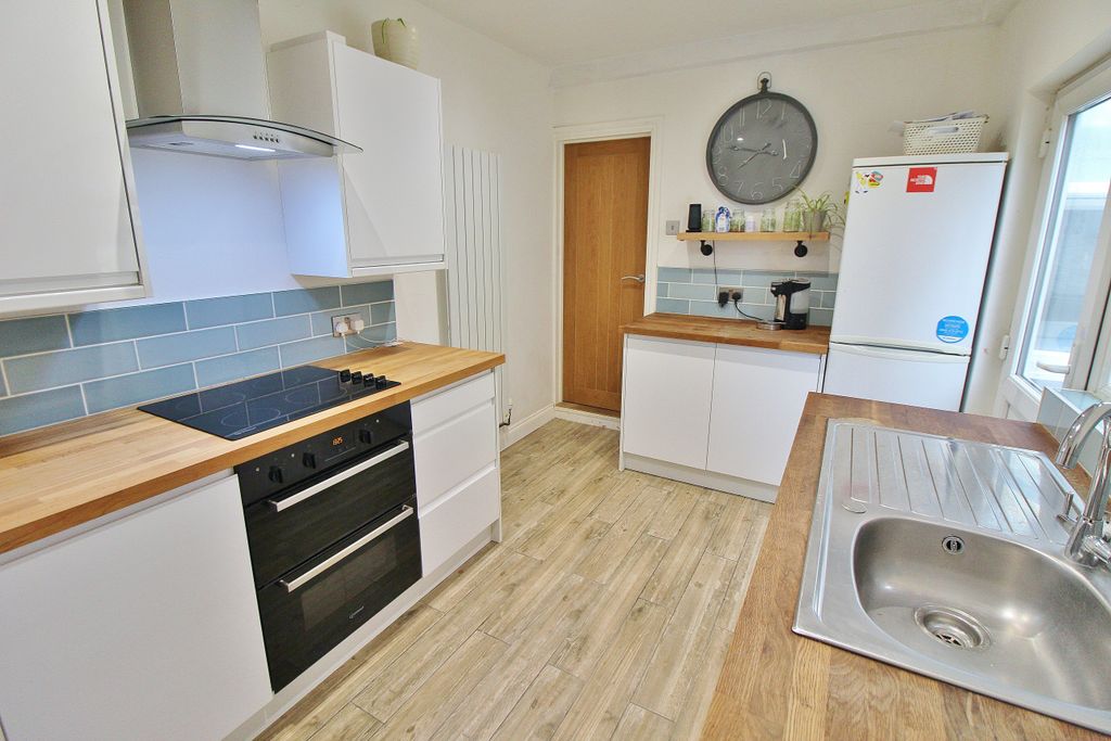 2 bed end terrace house for saleCroft Road, North End PO2 photo 3