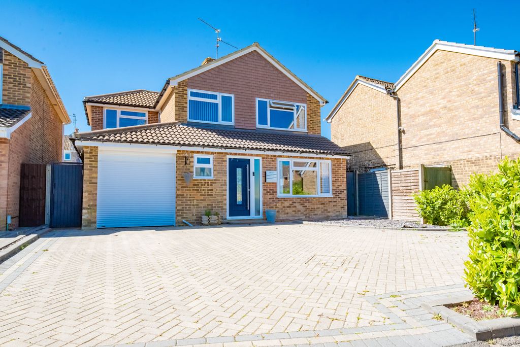 4 bed detached house for saleBramling Avenue, Yateley, Hampshire GU46