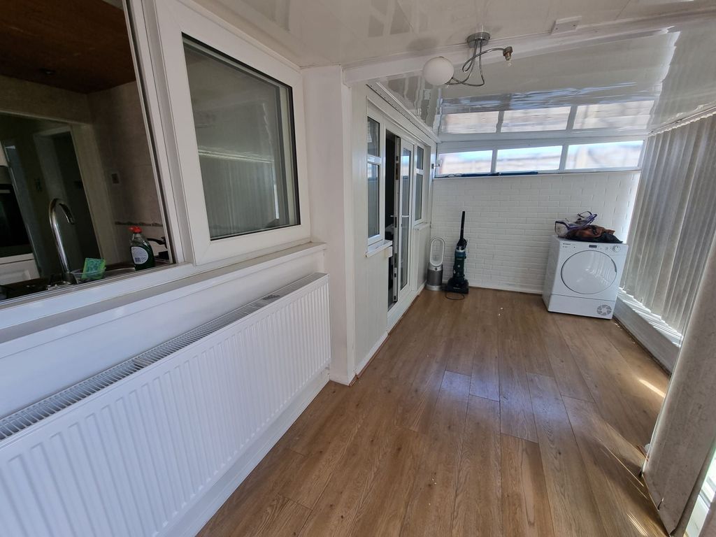 2 bed bungalow for saleWayside Drive, Thurmaston, Leicester LE4 photo 4