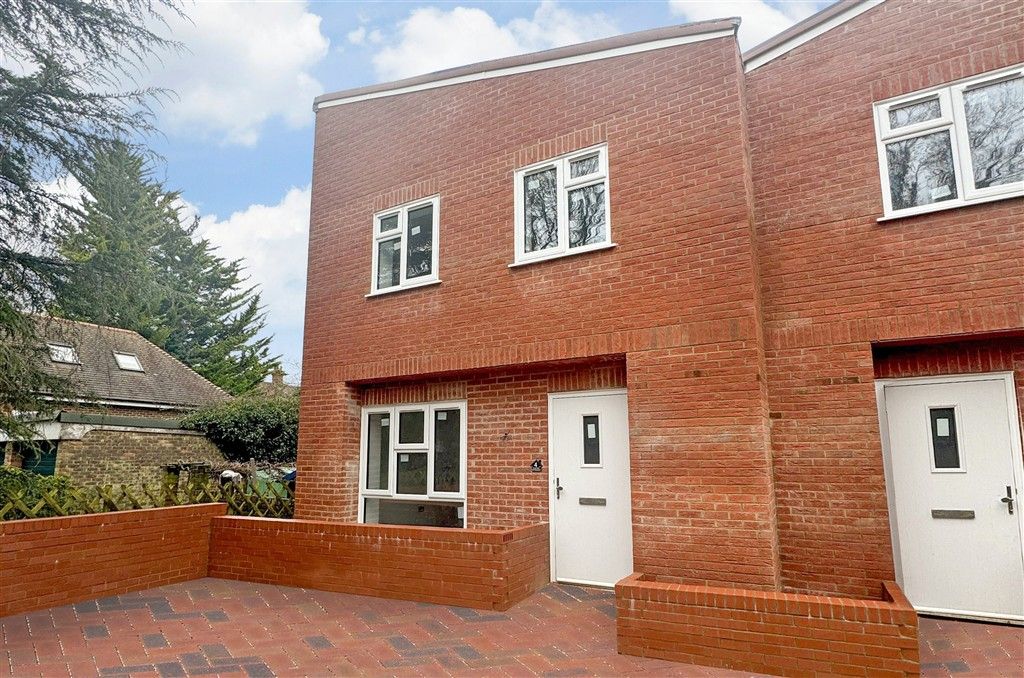 4 bed detached house for saleStation Approach, Whyteleafe, Surrey CR3 photo 2