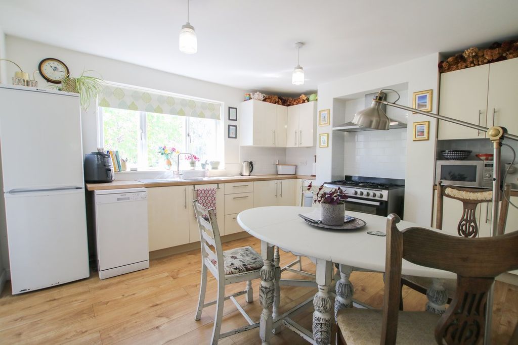 Additional image 5 of 3 bed semi-detached house for saleLangborough Road, Wokingham RG40
