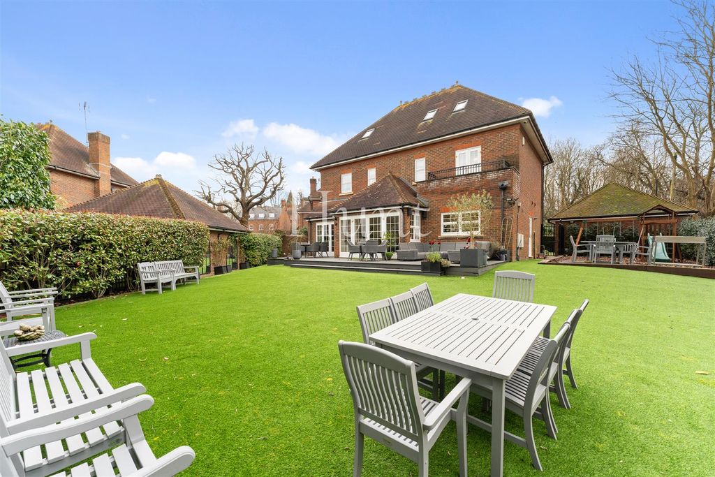 5 bed detached house for saleRegents Drive, Repton Park IG8