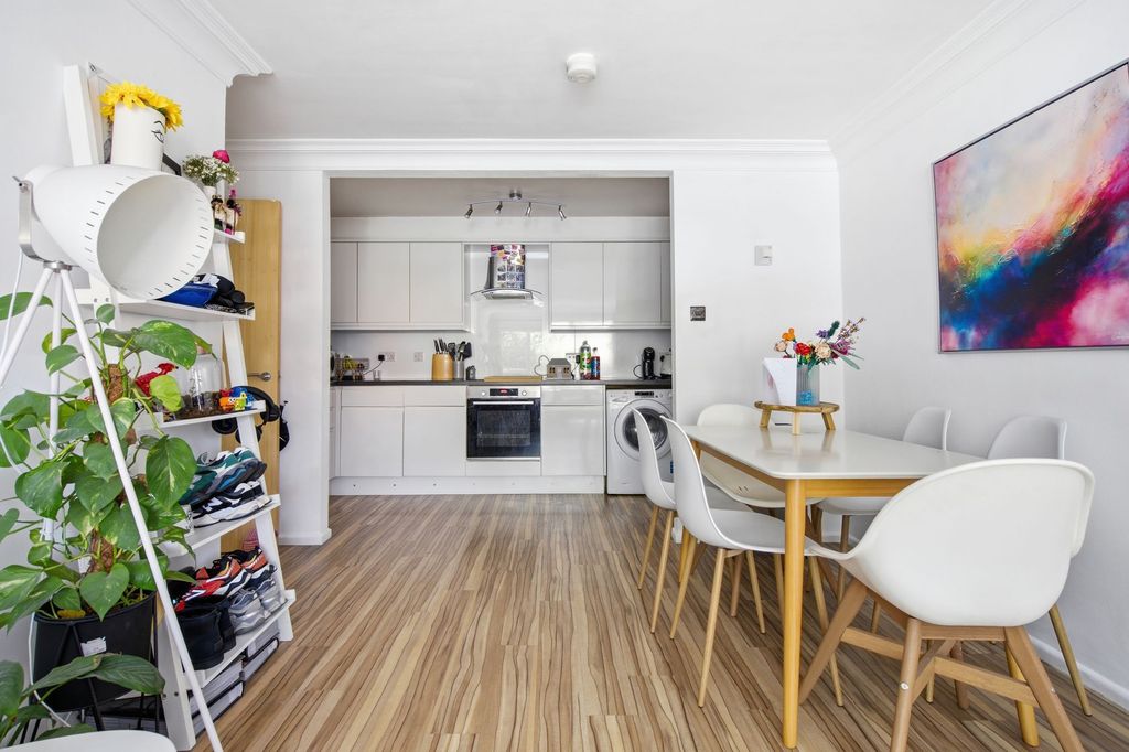 Additional image 2 of 2 bed flat for saleOsborne Road, Windsor SL4