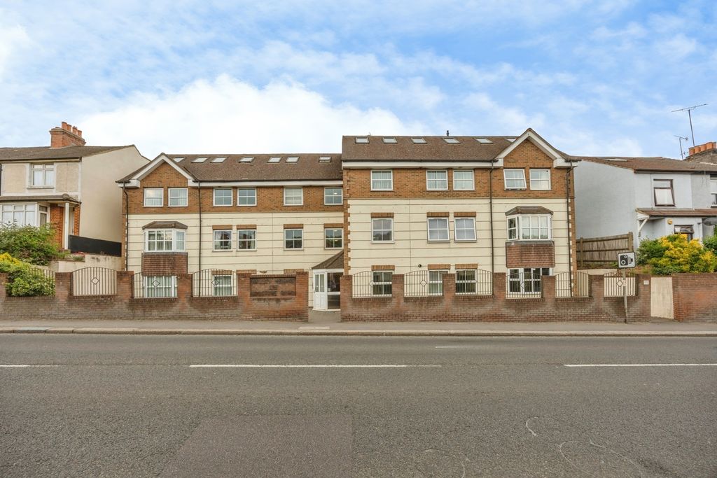 1 bed flat for saleGodstone Road, Whyteleafe, Surrey CR3