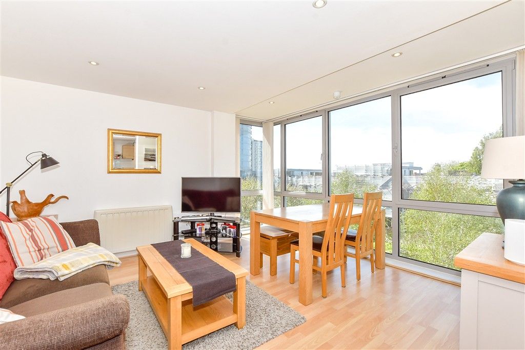 2 bed flat for saleCross Street, Portsmouth, Hampshire PO1
