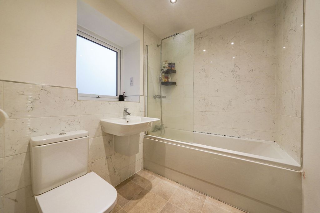 Additional image 8 of 2 bed flat for saleRound Meadow Road, Leicester LE4
