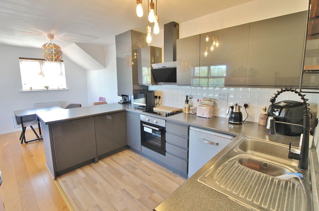 2 bed flat for saleCotton Road, Milton PO3 photo 2