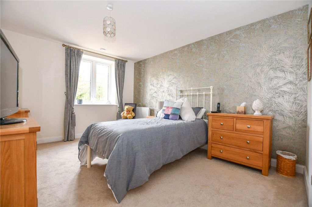 2 bed flat for saleReading Road, Wokingham, Berkshire RG41 photo 5