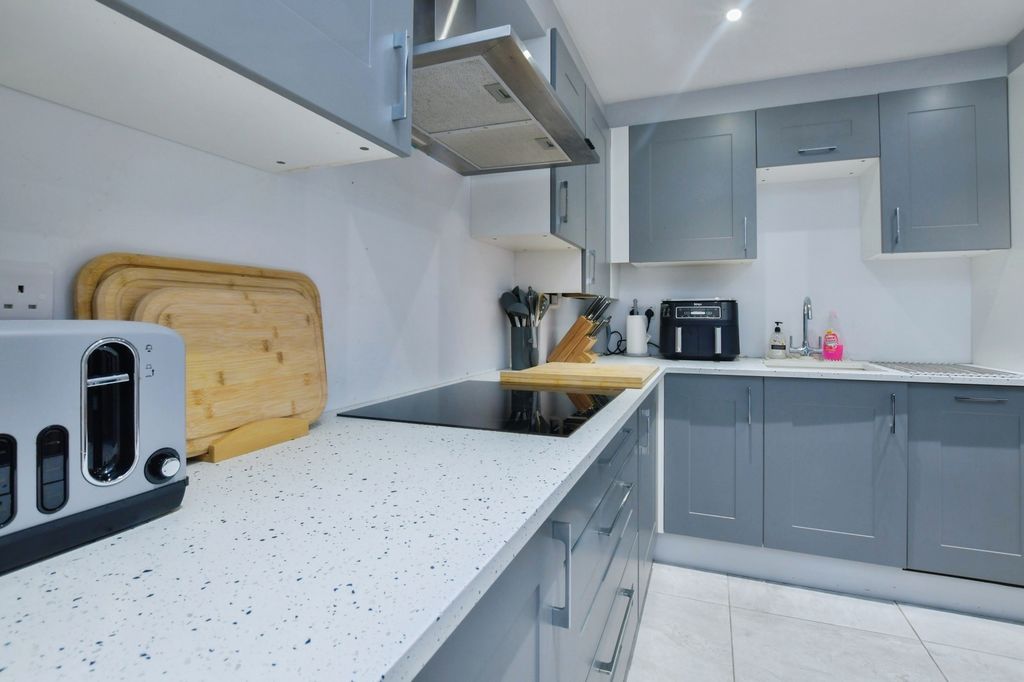 Additional image 6 of 2 bed flat for saleWimborne Road West, Colehill, Wimborne, Dorset BH21
