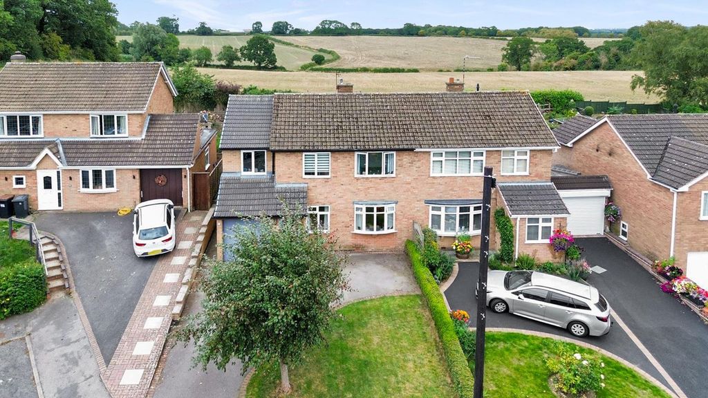 4 bed semi-detached house for saleRedmoor Close, Market Bosworth CV13