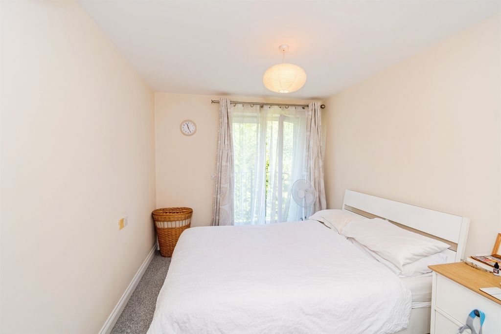 Additional image 7 of 2 bed flat for saleThe Dell, Southampton SO15
