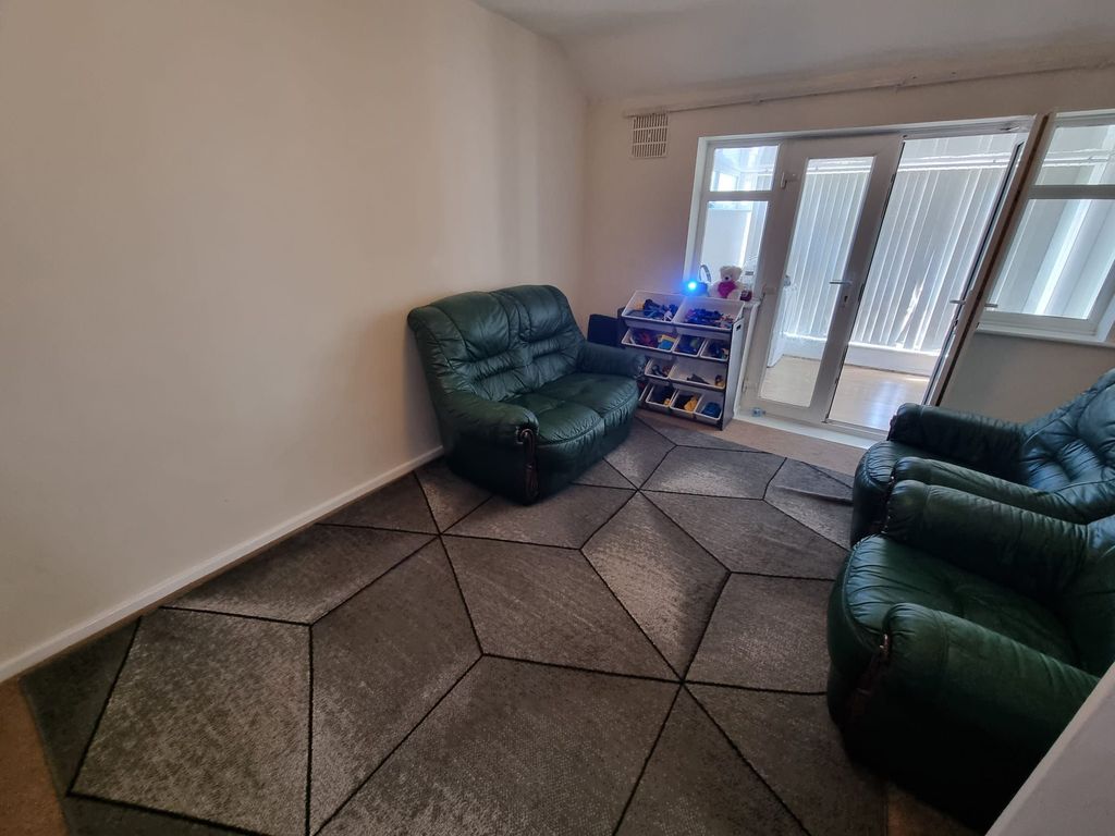 2 bed bungalow for saleWayside Drive, Thurmaston, Leicester LE4 photo 2