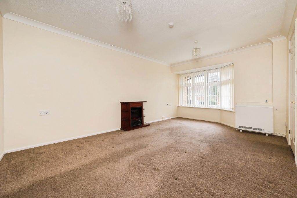 2 bed flat for salePine Drive, Southampton SO18 photo 2