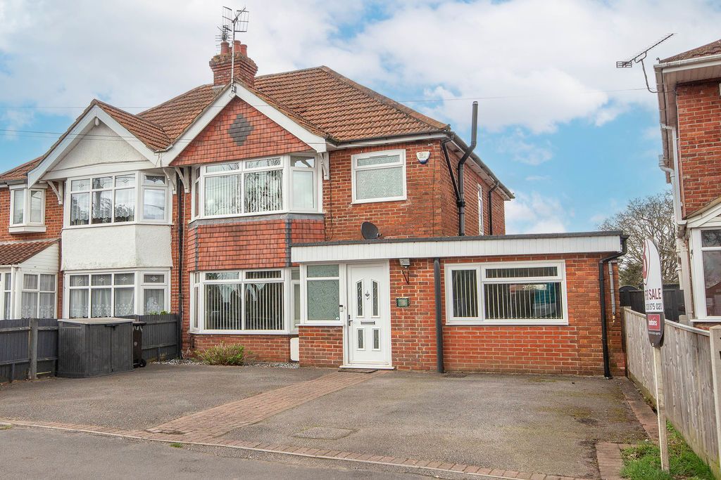 5 bed semi-detached house for saleSalisbury Road, Totton SO40
