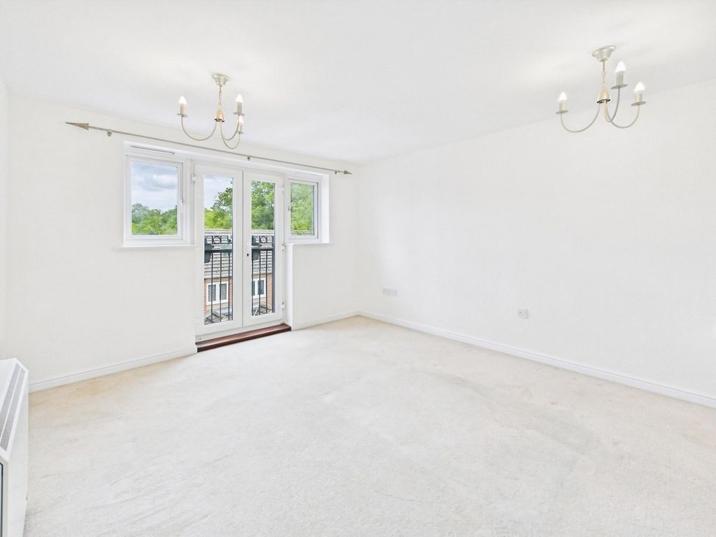 2 bed flat for saleLangstaff Way, Southampton SO18 photo 3