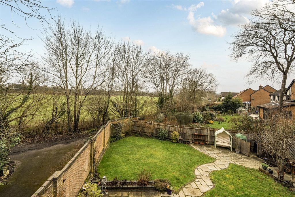 Additional image 21 of 5 bed detached house for saleDunsmore Gardens, Yateley, Hampshire GU46