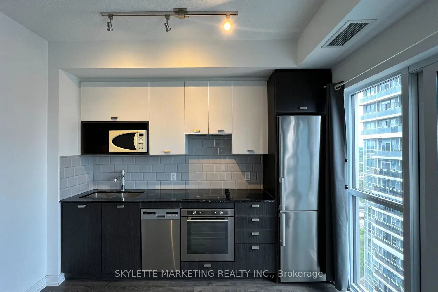 Additional image 11 of 275 Village Green Square 3017