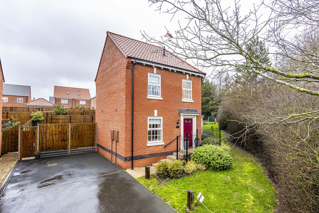 3 bed semi-detached house for saleWoolsthorpe Close, Melton Mowbray LE13