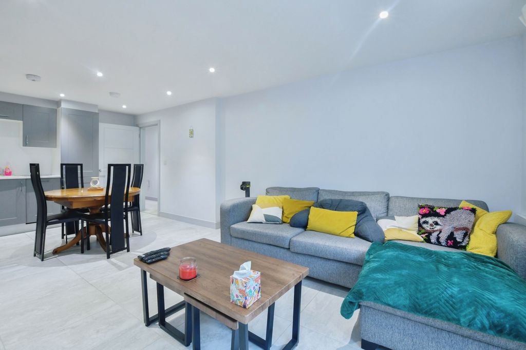 Additional image 8 of 2 bed flat for saleWimborne Road West, Colehill, Wimborne, Dorset BH21
