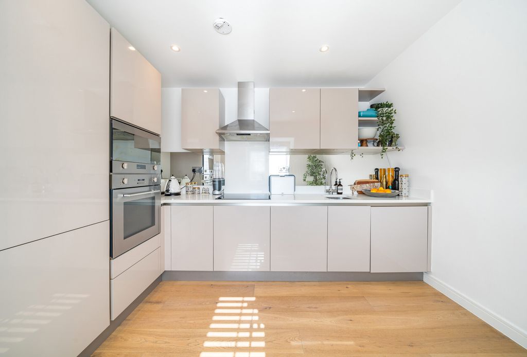 Additional image 9 of 2 bed flat for saleOrchard Court, The Avenue, Worcester Park KT4