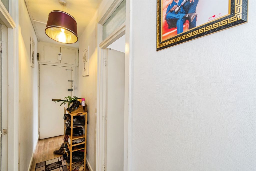 2 bed flat for saleWide Lane, Southampton SO18 photo 2