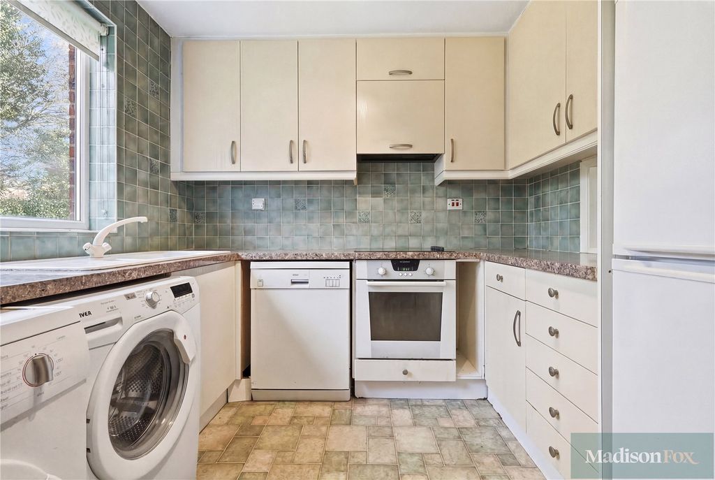 Additional image 7 of 3 bed flat for saleParkmore Close, Woodford Green IG8