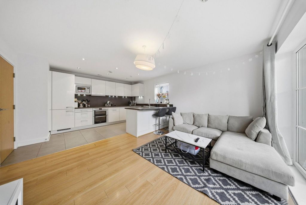 Additional image 3 of 2 bed flat for saleWestmount Close, Worcester Park KT4