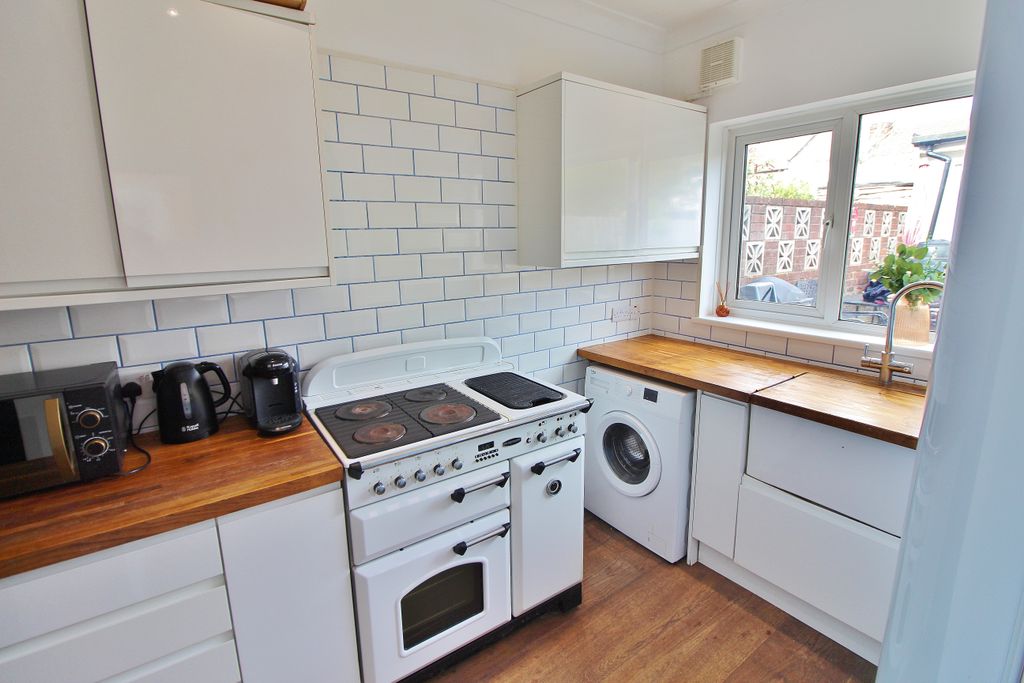 3 bed terraced house for saleSeafield Road, Copnor PO3 photo 5