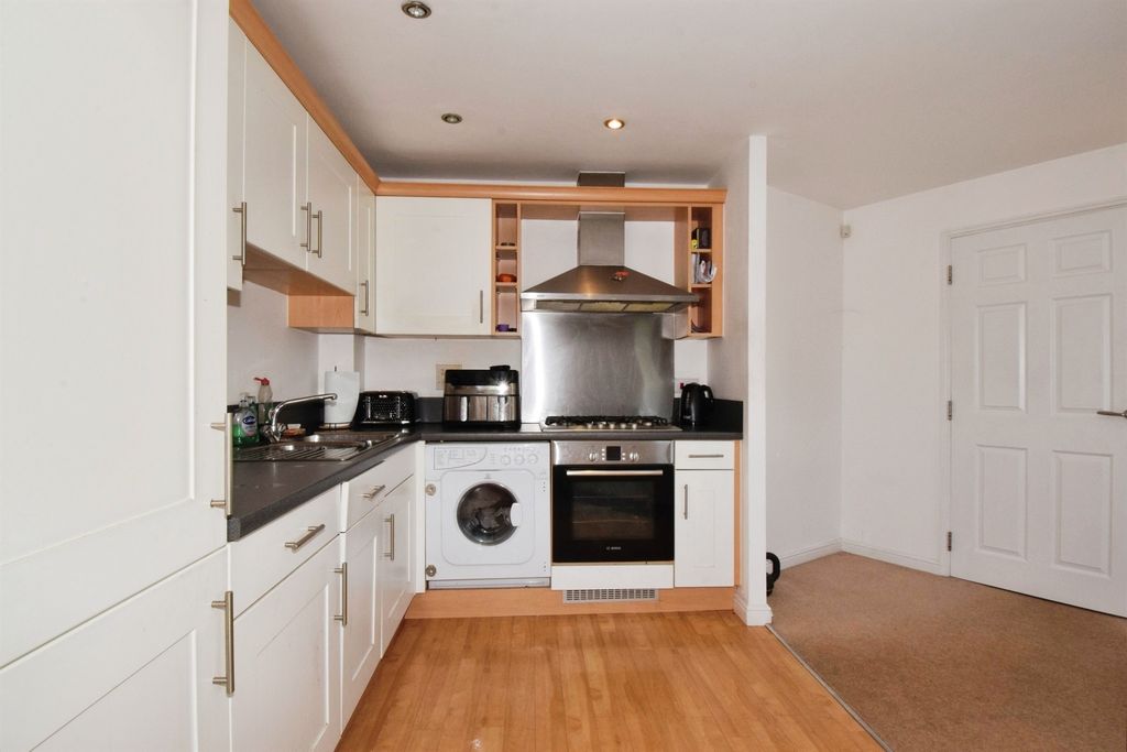 2 bed flat for saleHoneywell Close, Oadby, Leicester LE2 photo 3