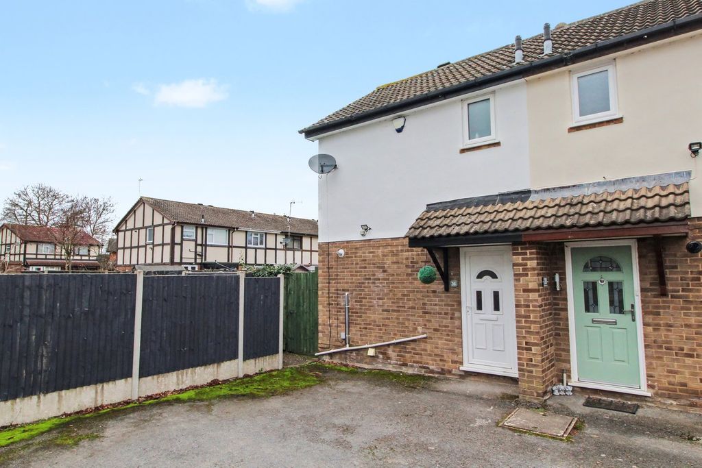 2 bed town house for saleHaybarn Close, Littlethorpe, Leicester LE19