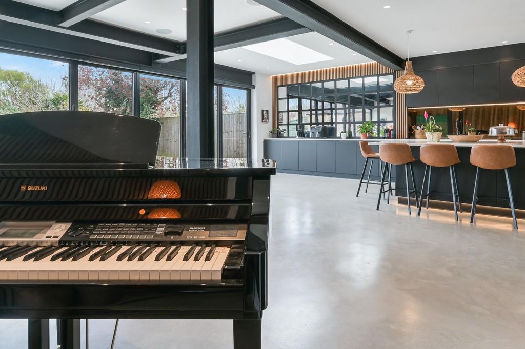 Additional image 10 of 6 bed semi-detached house for saleOaks Avenue, Worcester Park KT4