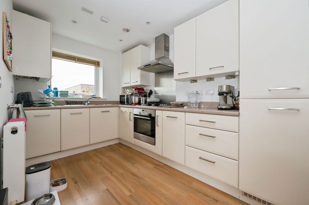 2 bed flat for saleLaxton Close, Southampton SO19 photo 5