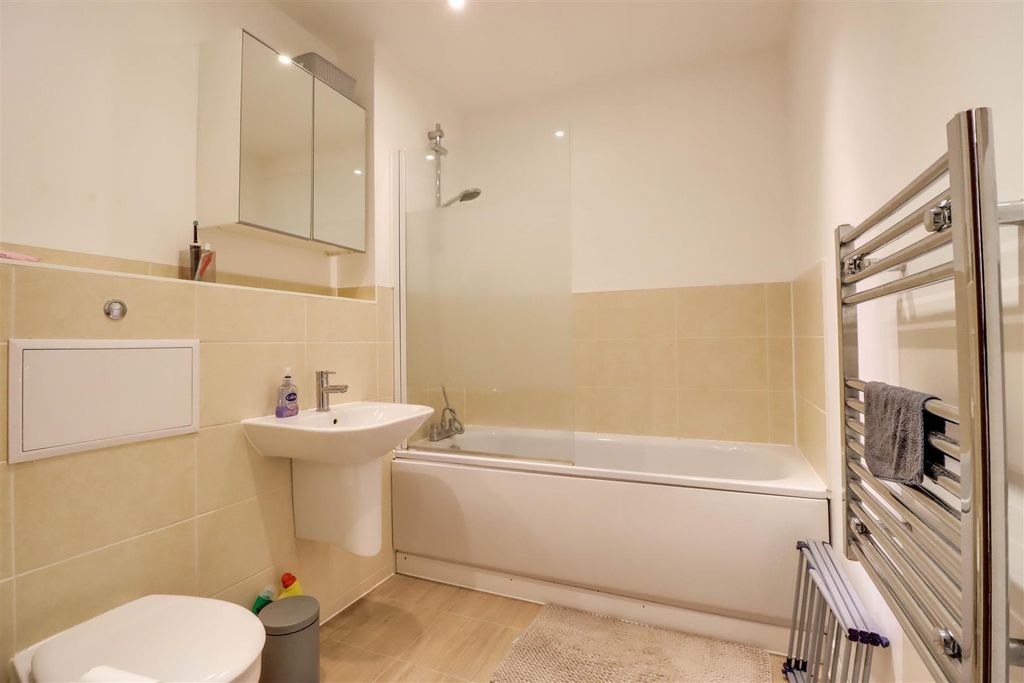 Additional image 7 of 2 bed flat for saleGolden Jubilee Way, Wickford SS12