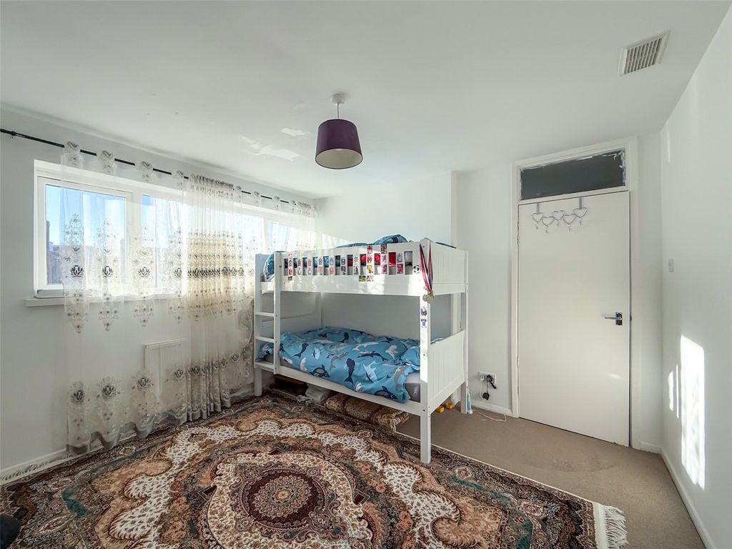 3 bed flat for salePremier Parade, Forest Hills Drive, Southampton, Hampshire SO18 photo 4