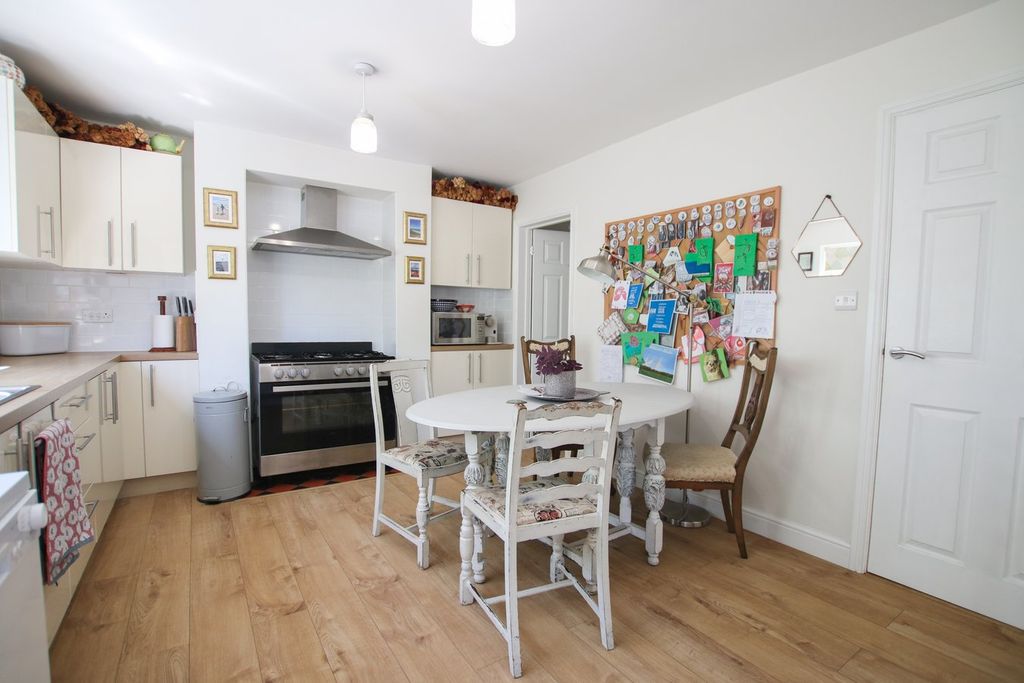 Additional image 6 of 3 bed semi-detached house for saleLangborough Road, Wokingham RG40